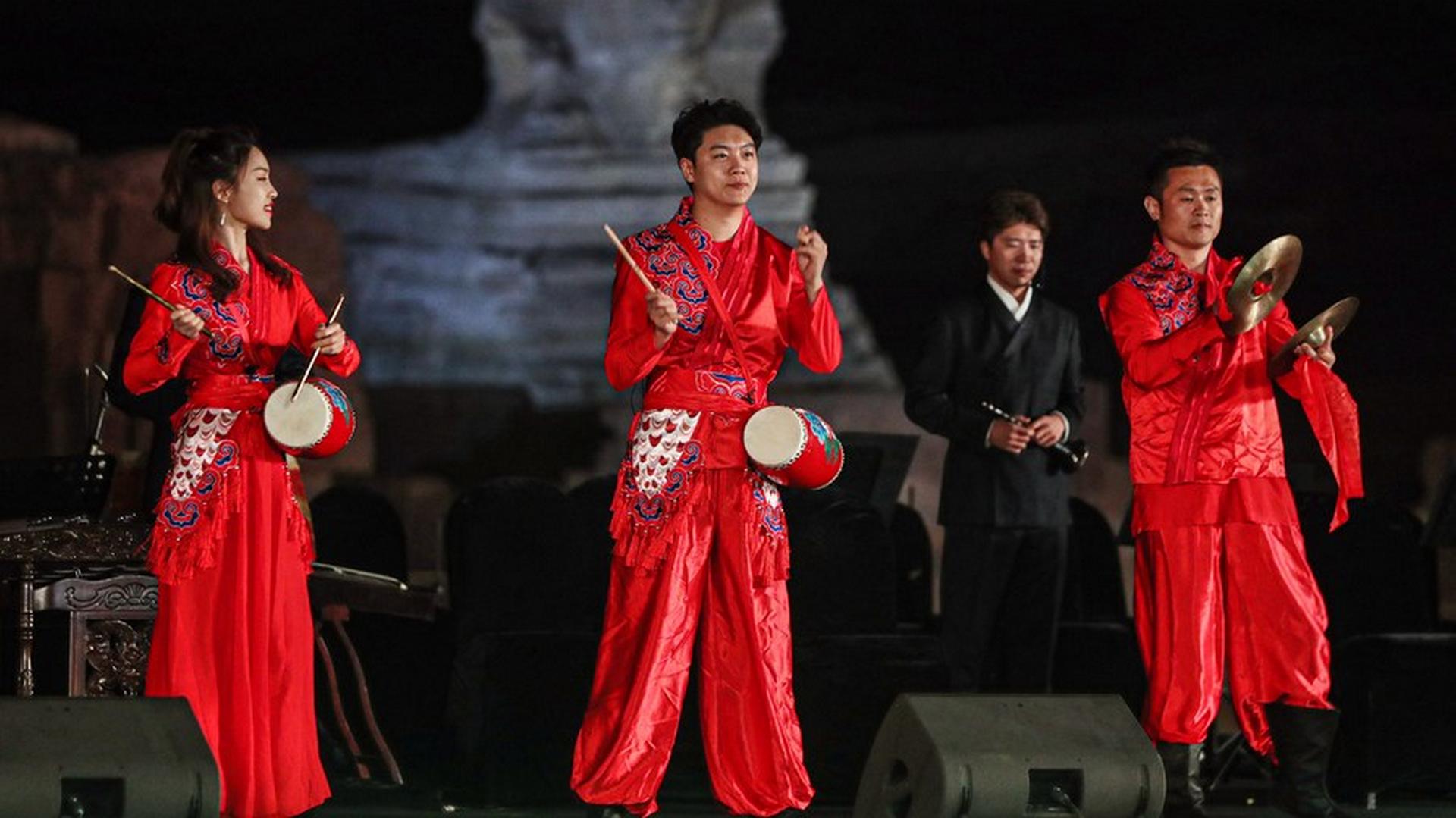 Chińscy muzycy ludowi wystąpili pod piramidami